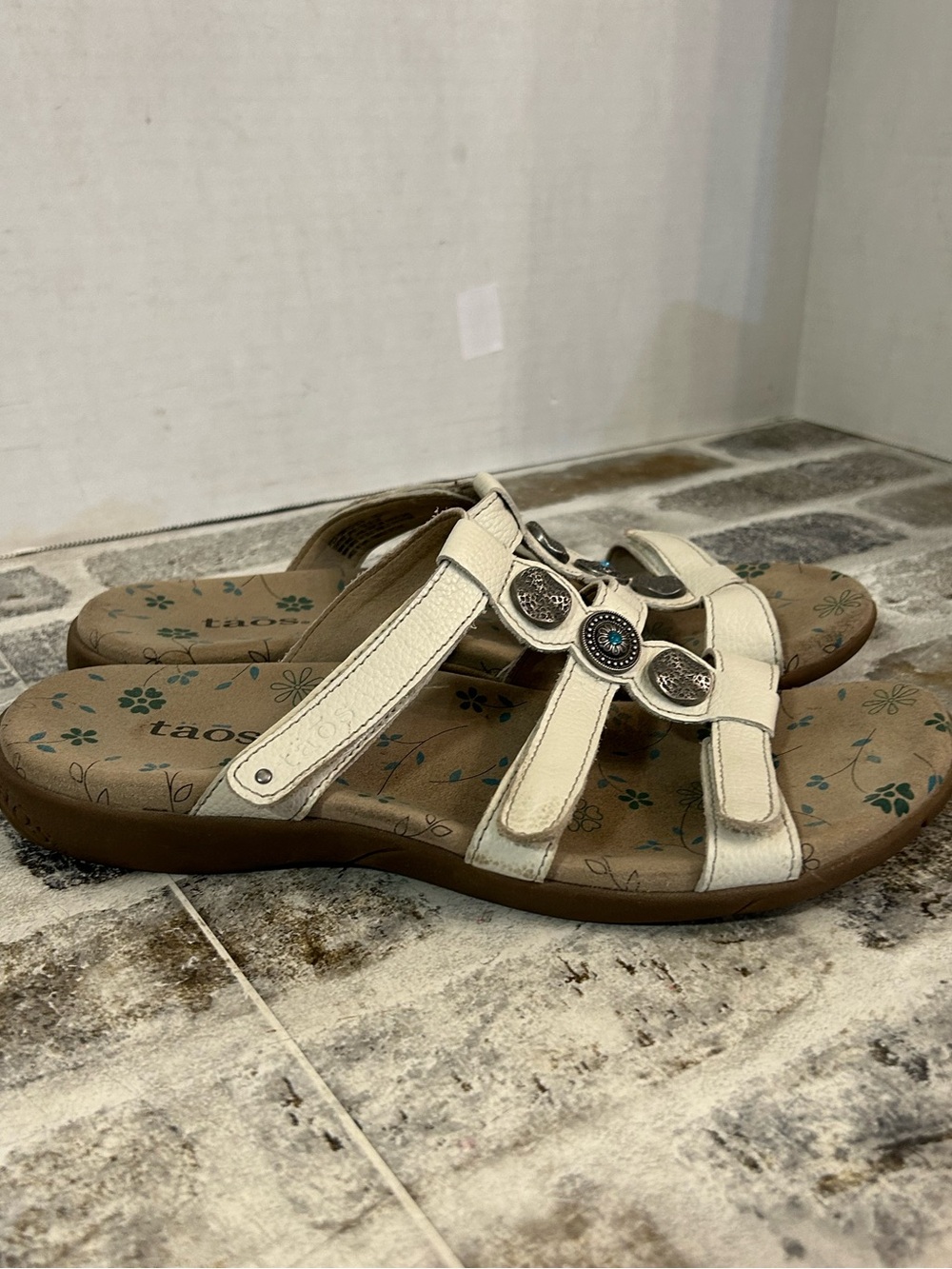 Taos Prize White Leather Triple-Strap Sandals with Decorative Medallions - Picture 2 of 9